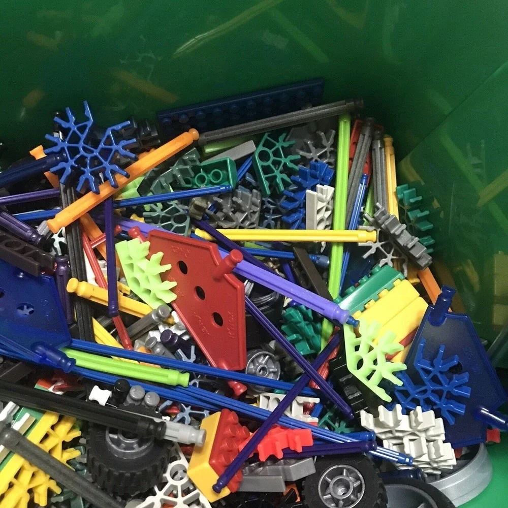 Mixed Lot K'nex Pieces Wheels over 3 lbs with storage Green Tub Manual‎